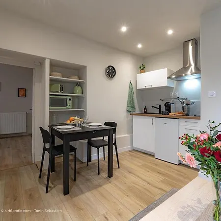 Les Vieilles Tours Bellevue Parking * シャンベリ